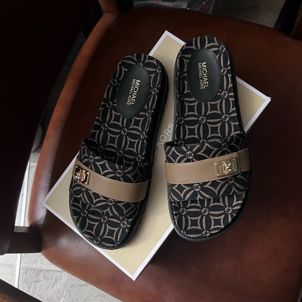 💕Michael Michael Kors slides. - Picture 2 of 7